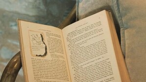 An open book on a chair with a cushion. - Tu refugio rústico con encanto andalusí: descanso, historia y naturaleza. (Constantina)