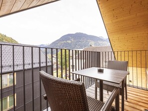 A balcony with a table and chairs, overlooking a mountainous landscape. - Superior Penthouse With 2 Bedrooms (Schruns)