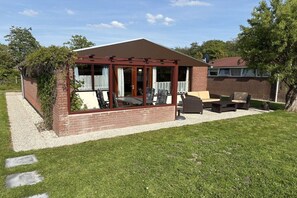 Outdoor dining - in the Geestmerambacht bungalow park (Schoorldam)