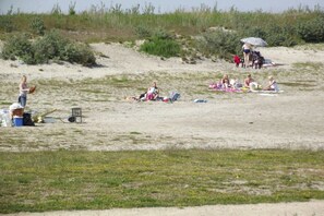 A beach with people sunbathing and relaxing. - Holiday home with 1 bedroom (Bruinisse)