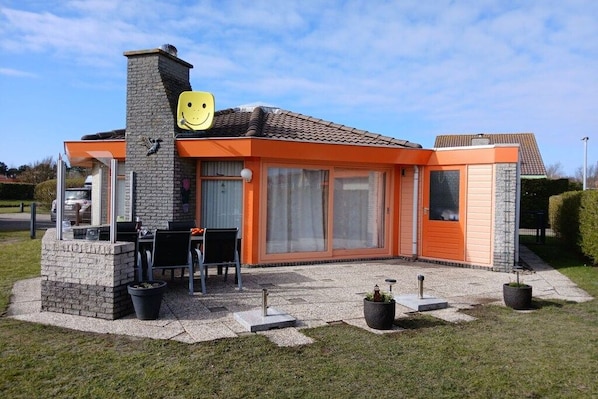 Outdoor dining - Bungalow with 1 bedroom (Julianadorp aan Zee, Niederlande, Europa)