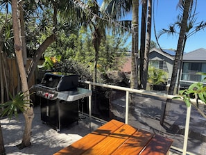 Outdoor dining - North bondi 2-bedroom townhouse with garden and ocean glimpses (North Bondi)
