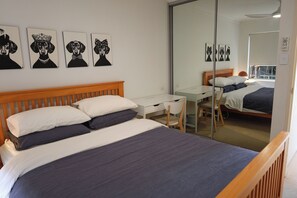 Room - North bondi 2-bedroom townhouse with garden and ocean glimpses (North Bondi)