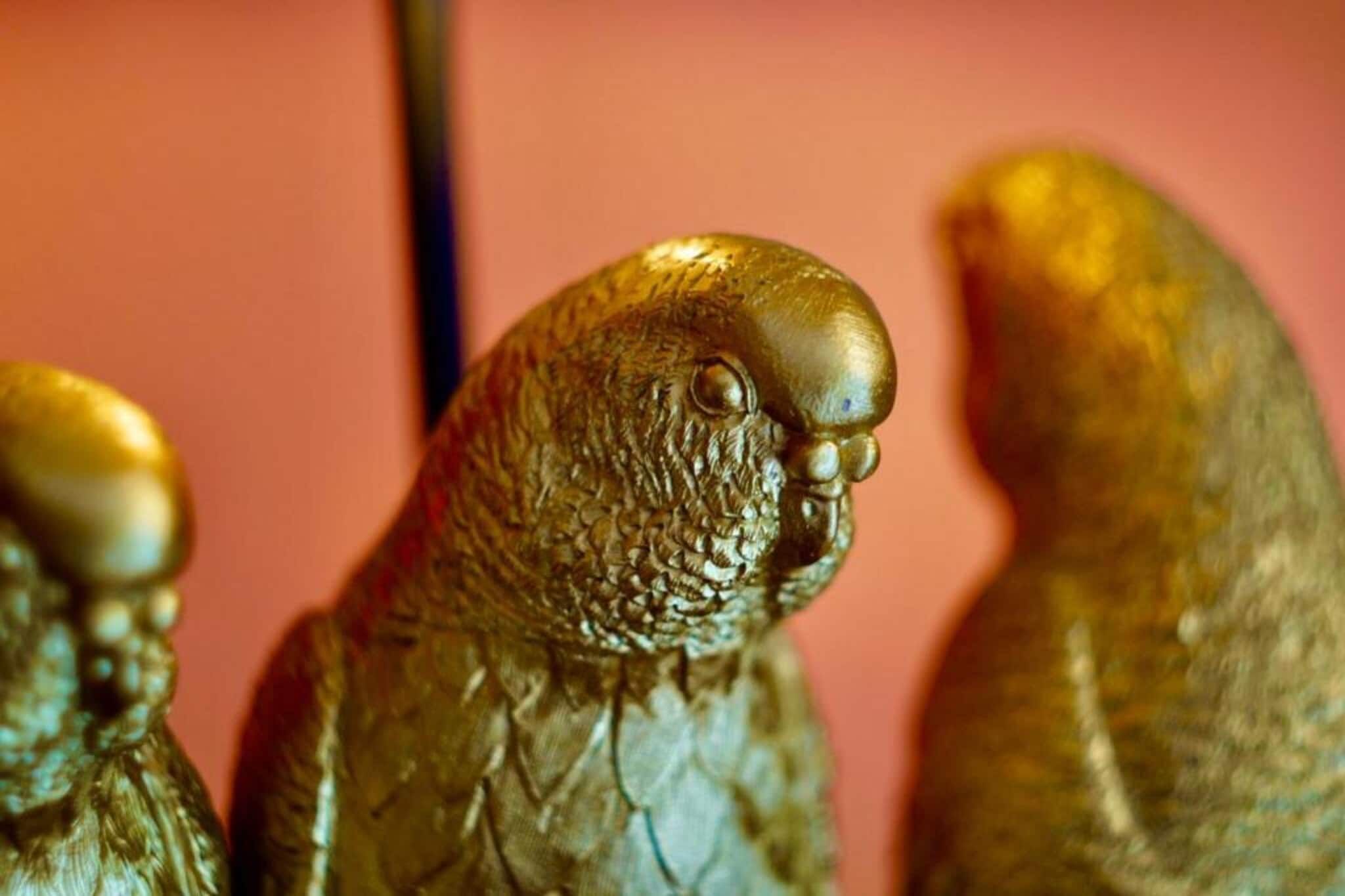 Ein Detailaufnahme eines goldenen Objekts mit filigranen Strukturen.