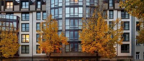 Un edificio de varios pisos con fachada curva, ventanas amplias y una entrada central.