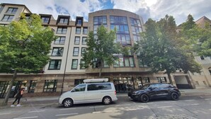 Ein mehrstöckiges Gebäude mit modernem architektonischen Design, das eine geschwungene Fassade und große Fenster aufweist.