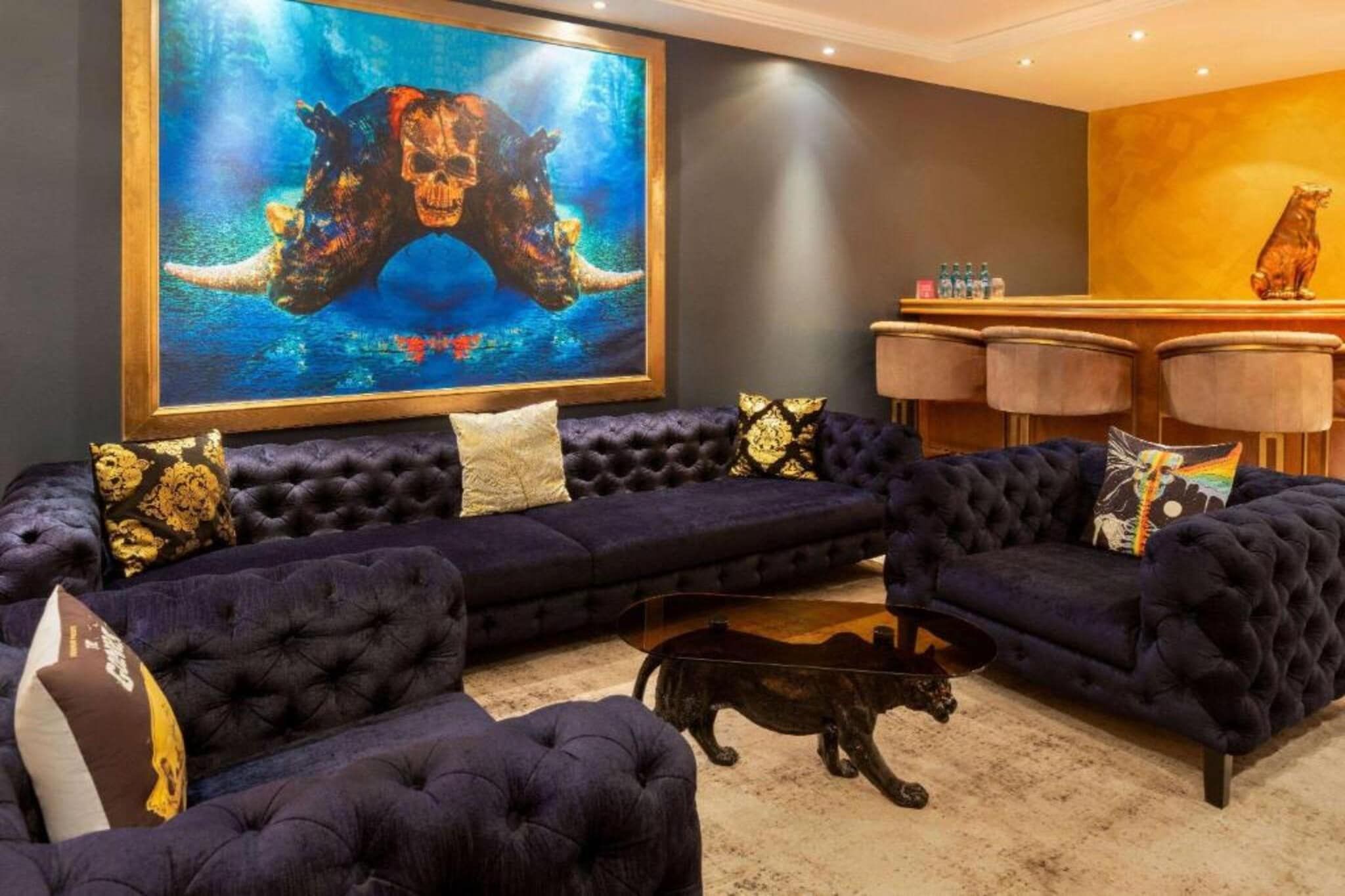 Un soggiorno lussuoso con un grande quadro astratto, divani confortevoli e una statuetta decorativa a forma di cane.