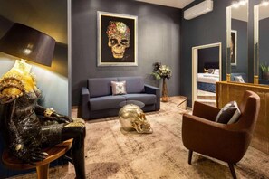 Una sala moderna con un sofá, una calavera decorativa y una lámpara.
