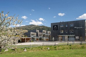 A modern building with a sign for 'Alps Resort'. - Apartment in Rohrmoos-Untertal with balcony (Rohrmoos-Untertal)