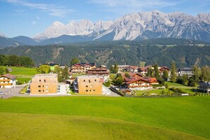A mountain village with traditional buildings and a view of snow-capped peaks. - Apartment in Rohrmoos-Untertal with sauna (Rohrmoos-Untertal)
