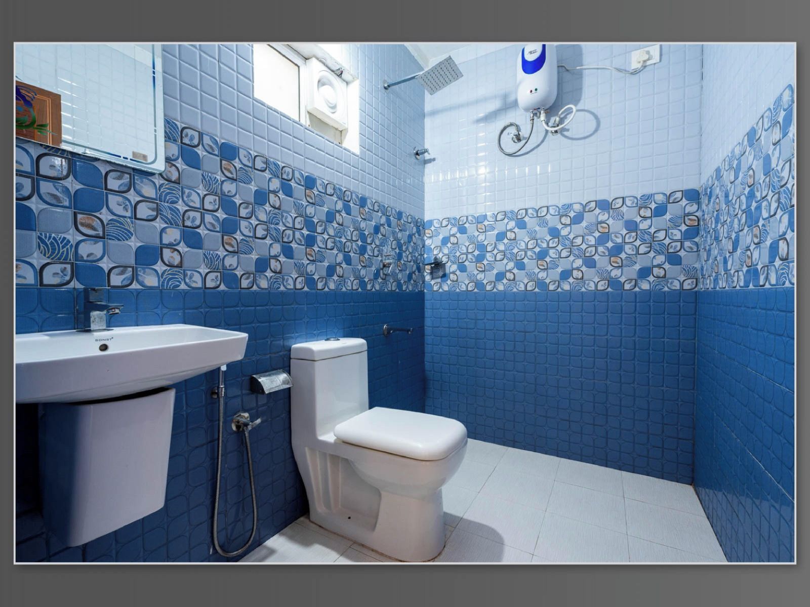 Deluxe Room | Bathroom | Shower, towels, toilet paper
