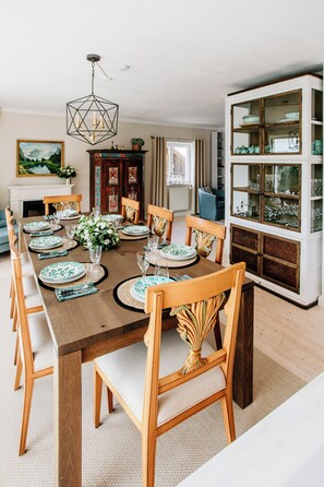 A dining room with a long table set for six, surrounded by wooden chairs with cushioned seats. - Stylish Country Cottage near Salzburg (Nußdorf am Haunsberg)