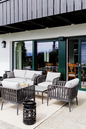 Outdoor dining - Stylish Country Cottage near Salzburg (Nußdorf am Haunsberg)