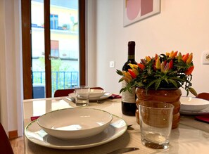 Mesa de jantar com pratos, uma garrafa e um copo de água.