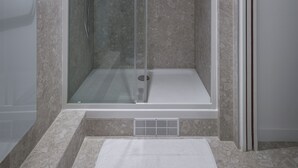 Bathroom - One-Bedroom Superior Apartment (Paris)
