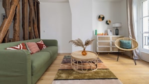 Living area - One-Bedroom Superior Apartment (Paris)