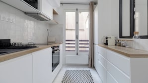 Private kitchen - One-Bedroom Superior Apartment (Paris)