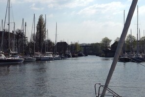 A marina with multiple sailboats docked along the water. - Holiday home with 2 bedrooms (Medemblik)
