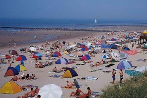 A crowded beach with numerous tents and umbrellas. - Boulevard de Wielingen 30 (Cadzand)