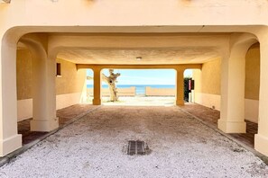 An open corridor with a view of the beach and a palm tree. - Holiday apartment with 1 bedroom (Cavalaire sur Mer)