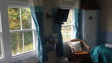 Habitación triple estándar, baño en la habitación | Tabla de planchar con plancha y wifi gratis