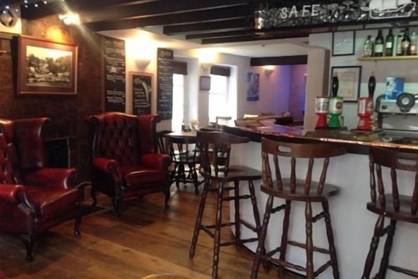 2 bars/lounges