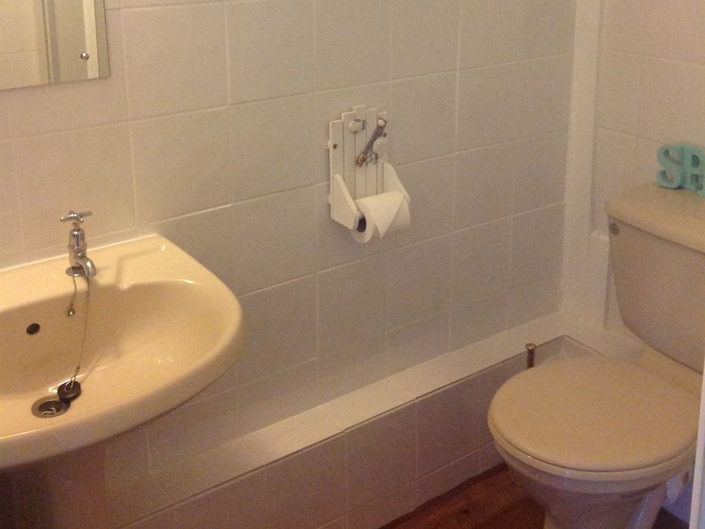Habitación triple estándar, baño en la habitación | Baño | Regadera, amenidades de baño gratuitas, secadora de cabello, toallas 