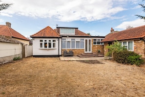 Exterior - Spacious 5BR Home, Contractor Stay, Free Parking (Wraysbury)