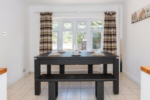 Dining - Spacious 5BR Home, Contractor Stay, Free Parking (Wraysbury)
