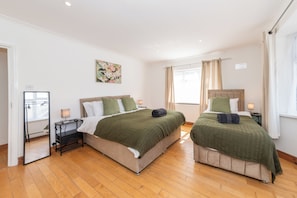 Room - Spacious 5BR Home, Contractor Stay, Free Parking (Wraysbury)