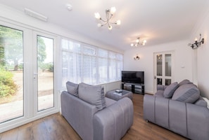 Living area - Spacious 5BR Home, Contractor Stay, Free Parking (Wraysbury)