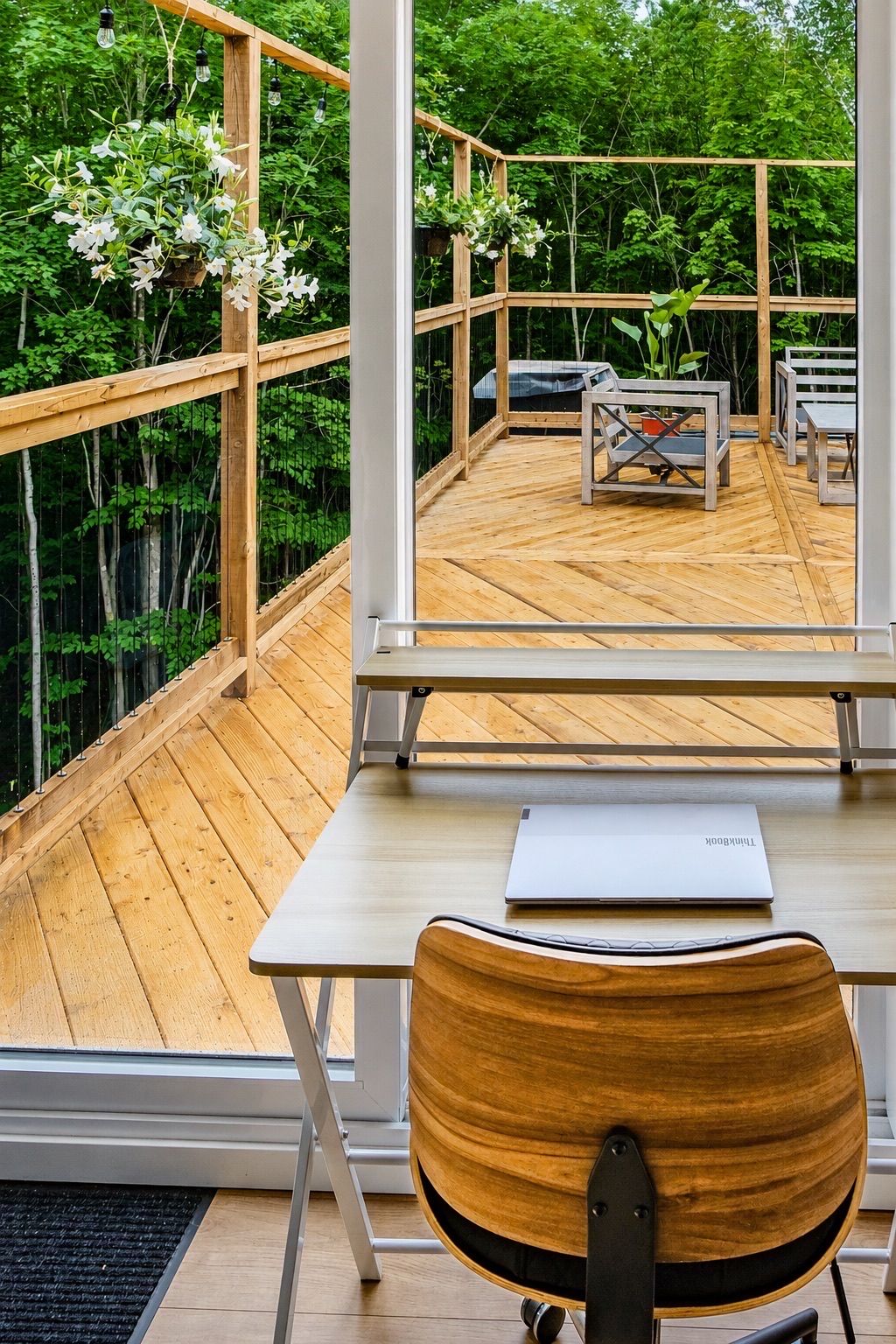 Eine Holzterrasse mit Tisch und Stuhl, mit Blick auf einen üppigen Garten.