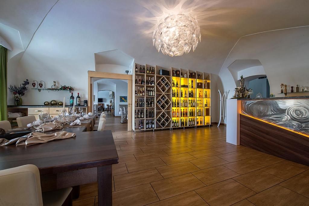 Un interior moderno con comedor, cava de vinos y bar.