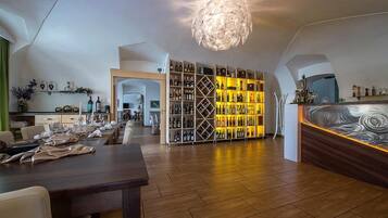 Un interior moderno con comedor, cava de vinos y bar.