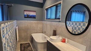 Bathroom - Off-grid, luxury river-view  with private nature trails & hot tub Sedgefield (Sedgefield)