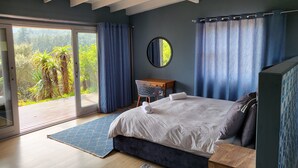 Room - Off-grid, luxury river-view  with private nature trails & hot tub Sedgefield (Sedgefield)