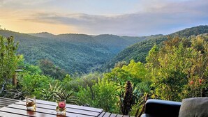 Outdoor dining - Off-grid, luxury river-view  with private nature trails & hot tub Sedgefield (Sedgefield)