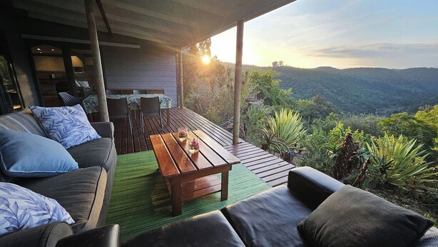 Outdoor dining - Off-grid, luxury river-view  with private nature trails & hot tub Sedgefield (Sedgefield)