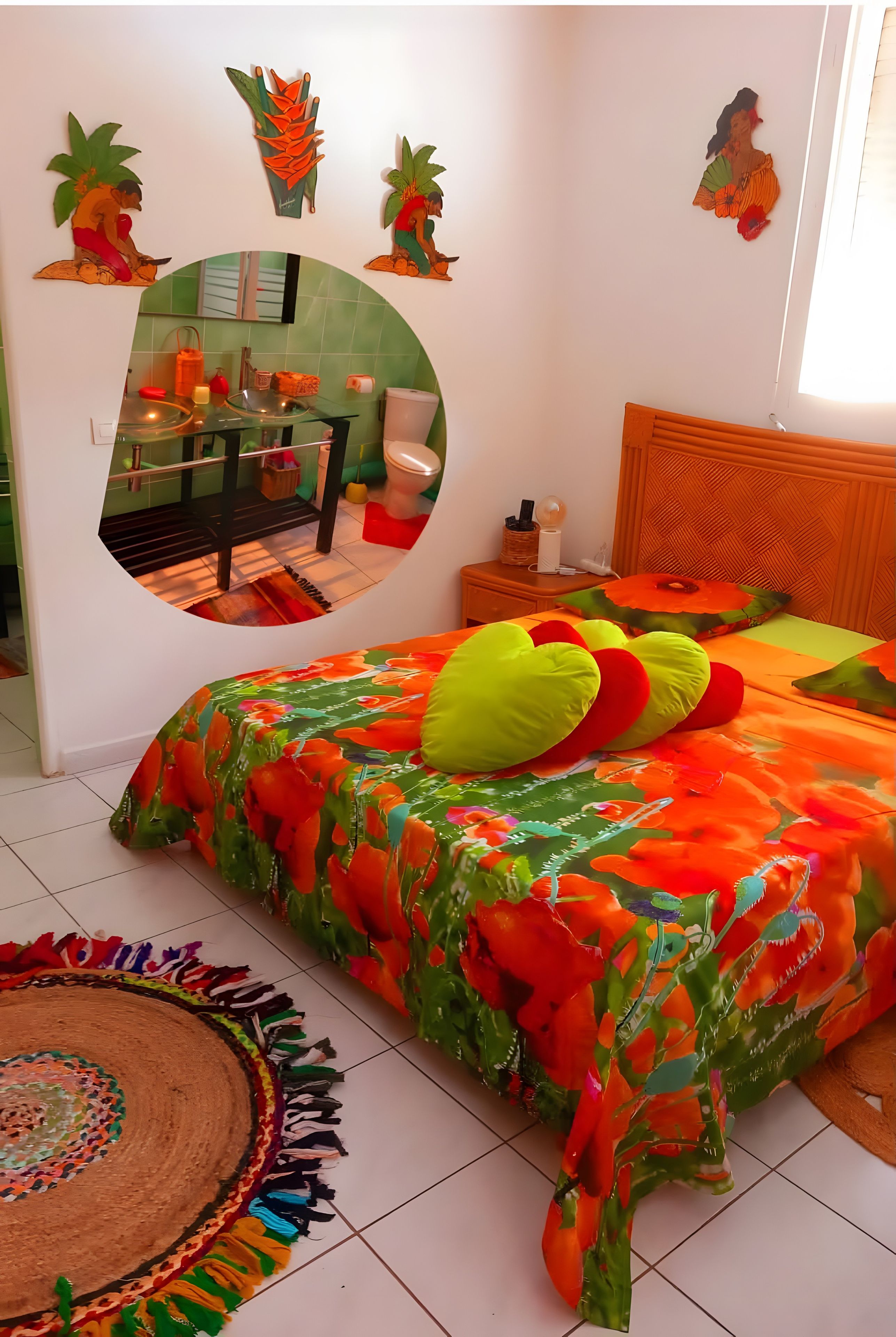 Un dormitorio con cama, mesita de noche, espejo y decoración en la pared.