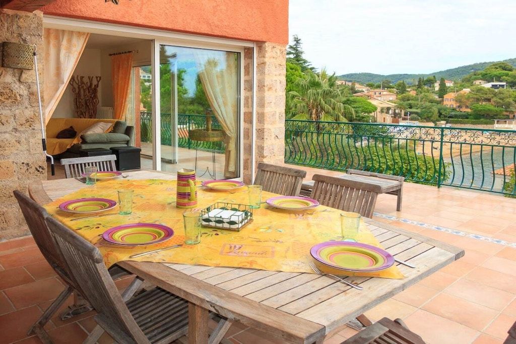 Een eetgedeelte met een tafel voor vier personen, terras en uitzicht op het omliggende landschap.