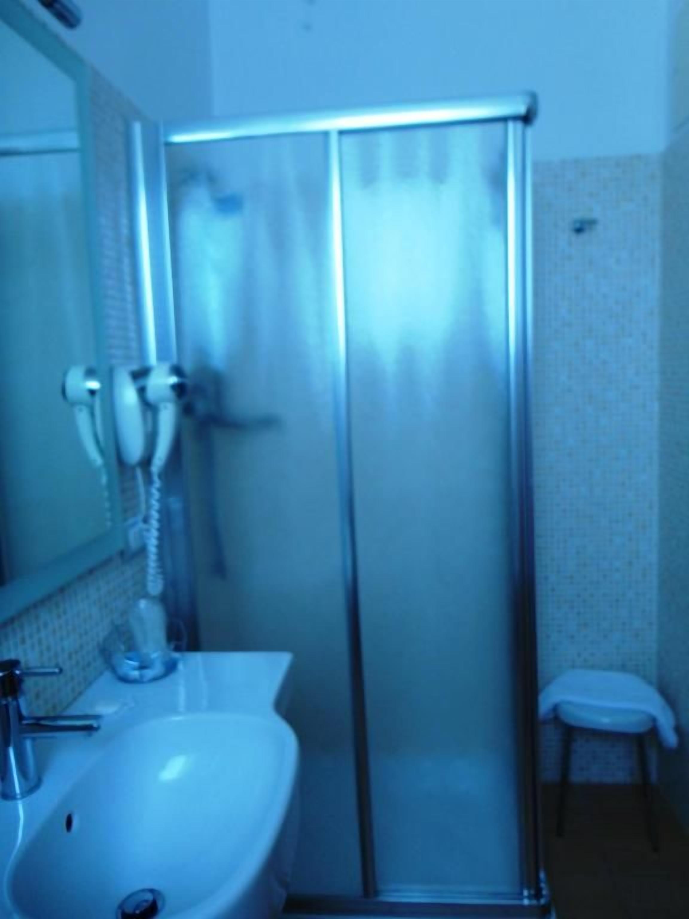 Un bany amb dutxa, un lavabo i un vàter.