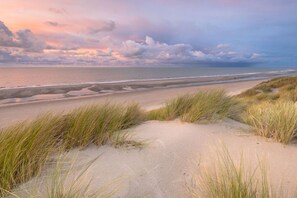 Beach - Holiday home in Brouwershaven with barbecue (Brouwershaven)