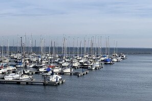 A marina with numerous boats docked at wooden piers. - Holiday home in Brouwershaven with barbecue (Brouwershaven)