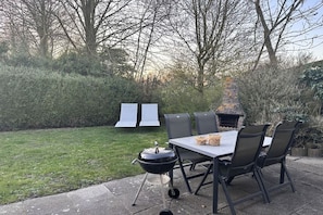 Outdoor dining - Holiday home in Brouwershaven with barbecue (Brouwershaven)