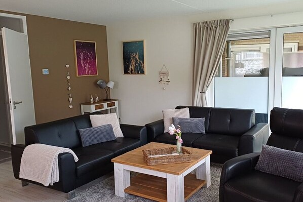 Living area - Holiday apartment with 2 bedrooms (Julianadorp aan Zee)