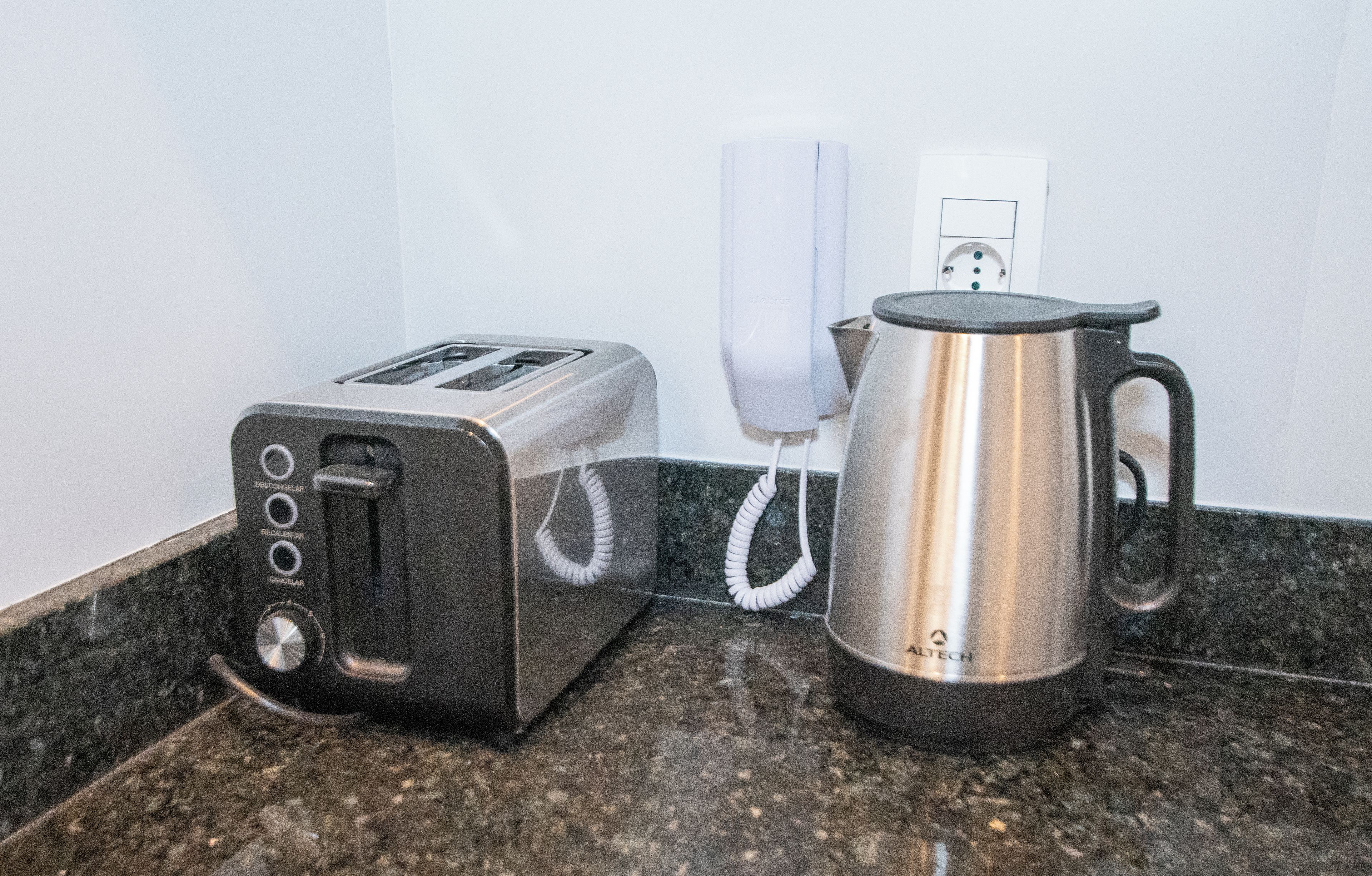 Eine Küchenarbeitsplatte mit Toaster und Wasserkocher.