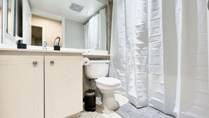 Un baño con inodoro, lavabo y espejo.