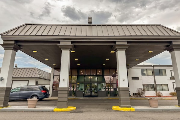 Exterior - 1 King Bed | Mob Acc RI Shwr Nsmk Micfridg (Rochester NY)
