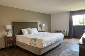 Room - 1 King Bed | Non-Smoking, Micfridge (Rochester NY)