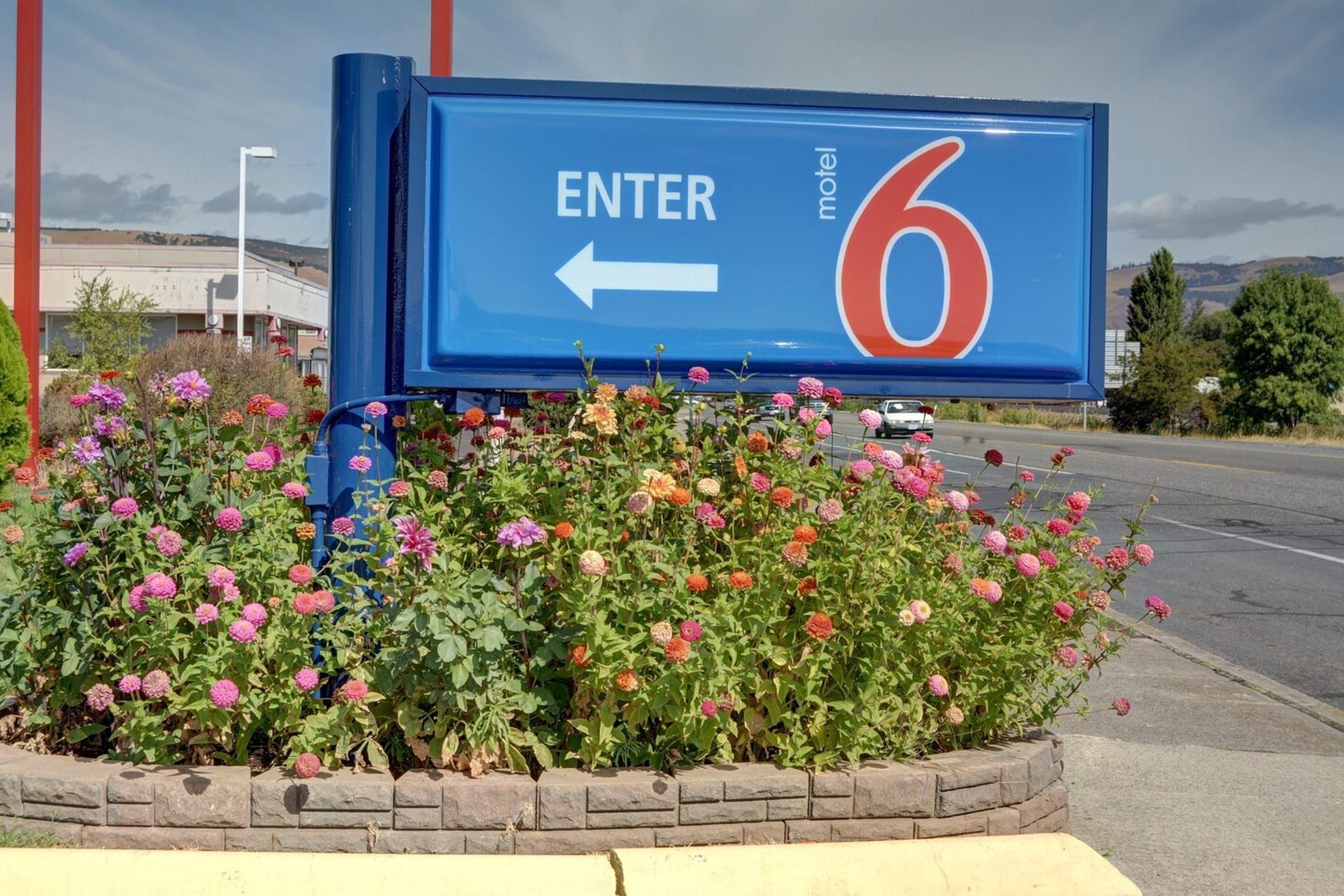 A motel sign with an arrow pointing left and the number 6.